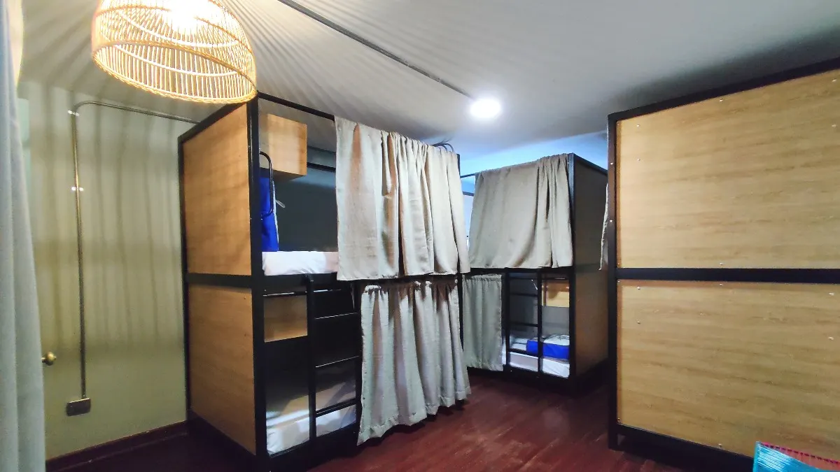 Cabinas con cortina del dormitorio de 6 camas de Trip Monkey Chapinero