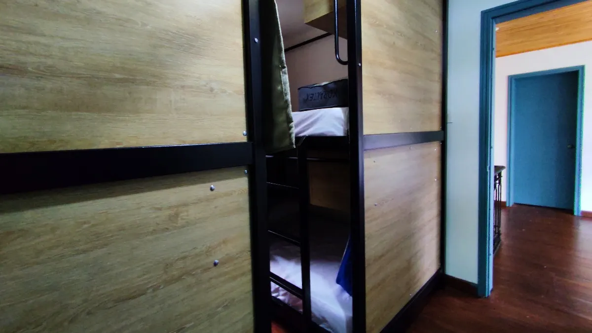 Cabinas de madera del dormitorio de 4 camas de Trip Monkey Chapinero