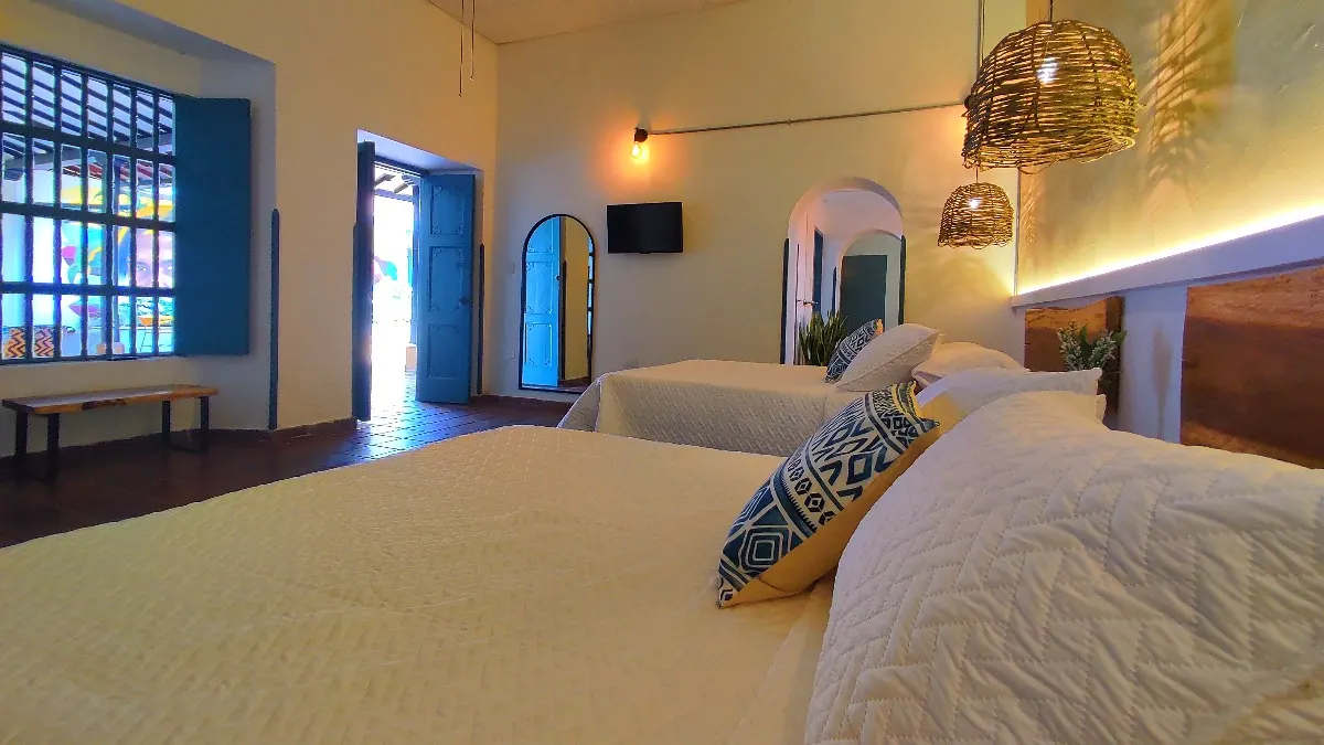 Habitación familiar con cama queen y cama doble en Trip Monkey Girón