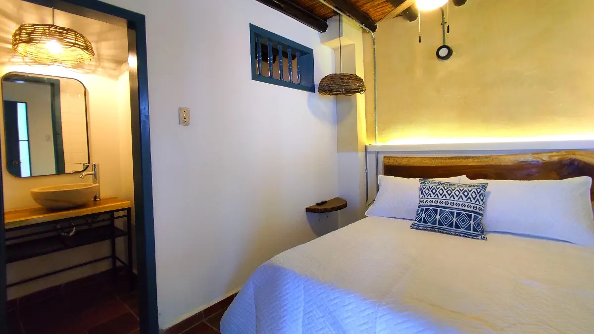 Small doble con cama doble y lavamanos en Trip Monkey Girón