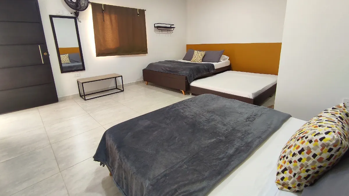 Habitación Familiar con cama queen, cama doble y cama supletoria en Trip Monkey Origen
