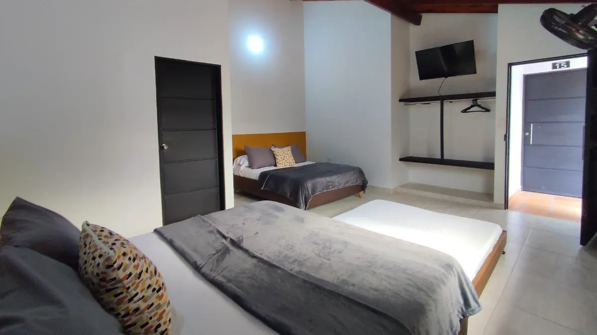Habitación Familiar 2 con cama queen y camas dobles en Trip Monkey Origen