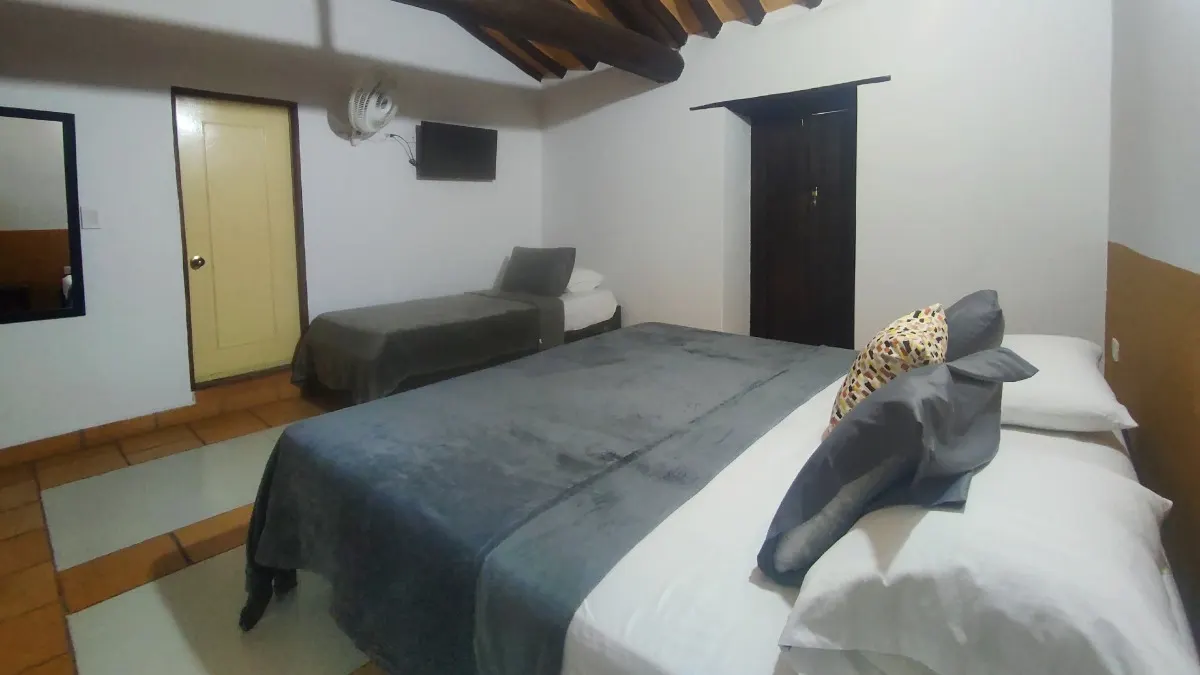 Habitación Triple con cama queen y cama sencilla en Trip Monkey Origen